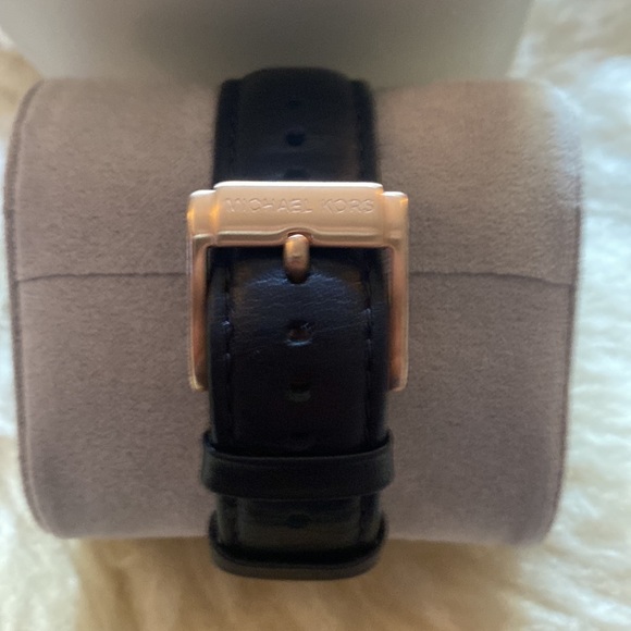 Michael Kors watch rose gold with a black leather band - Picture 3 of 3